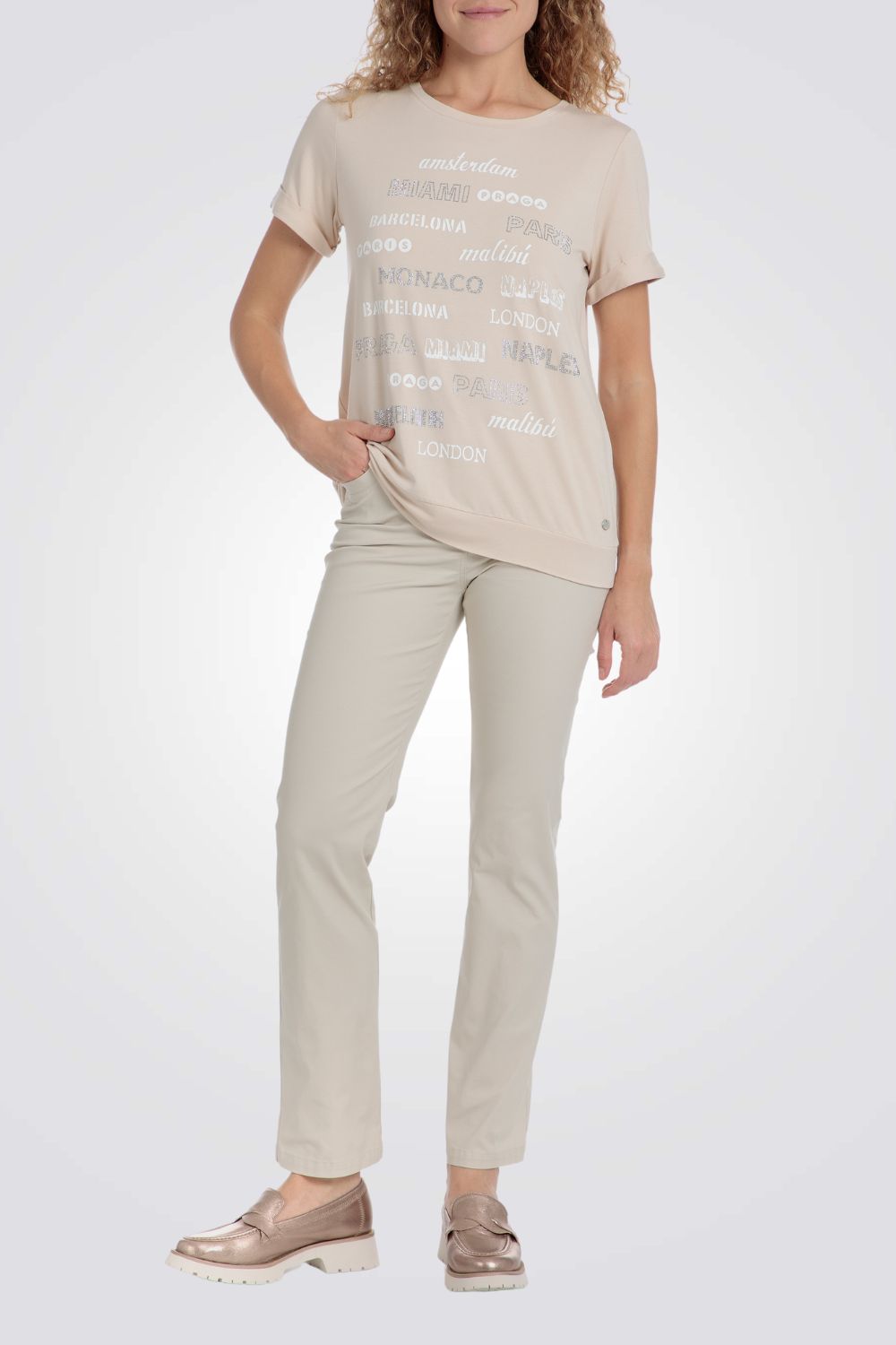 טישירט דיטיילס מנצנצים בצבע בז'