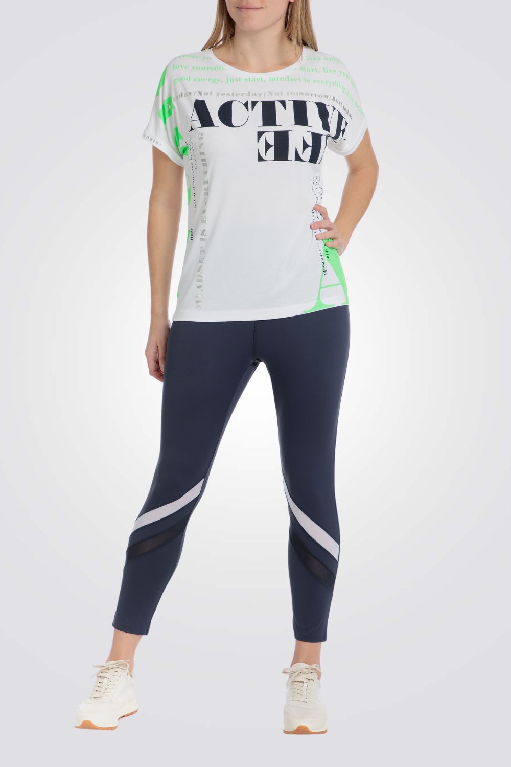 טישרט ספורט בצבע לבן