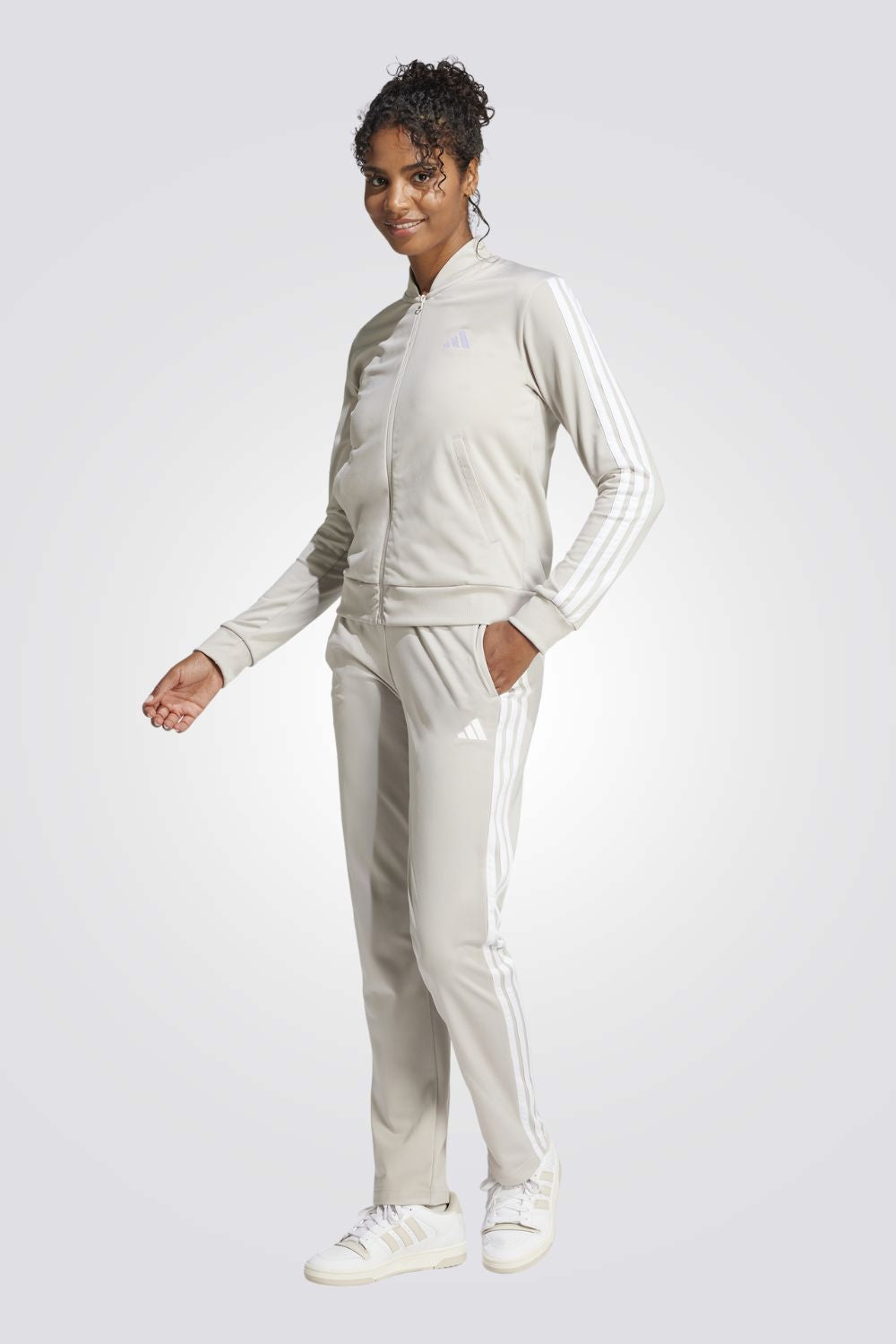 חליפת ספורט לנשים בצבע אוף וויט