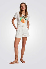 טישירט הדפס בחזית בצבע לבן