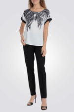 טישירט לנשים בצבע לבן עם הדפס 