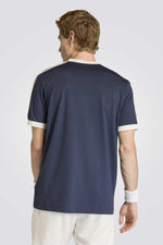 טישירט ממותגת עם צוארון וי לגברים | אדידס