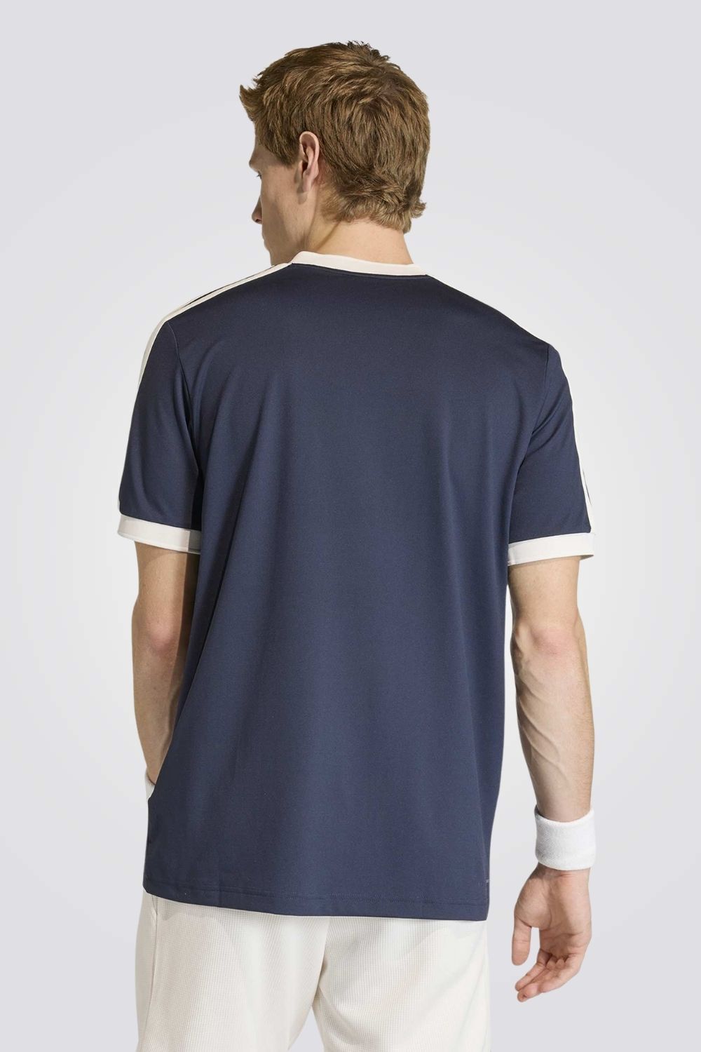 טישירט ממותגת עם צוארון וי לגברים | אדידס