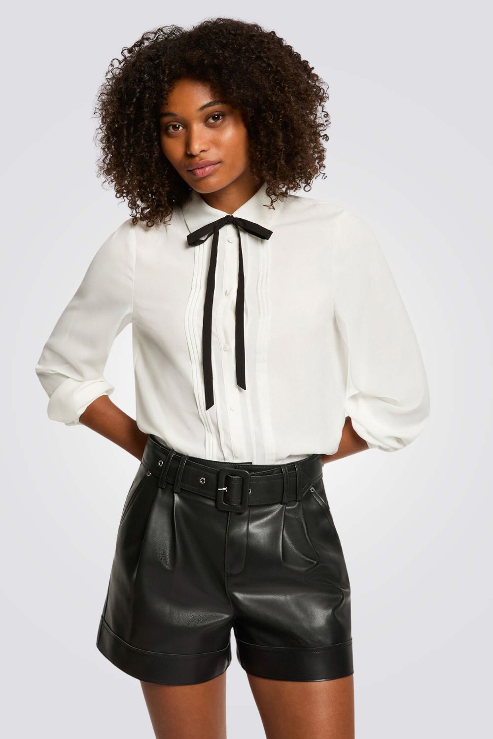 מכנסיים קצרים דמוי עור לנשים עם חגורה | מורגן 