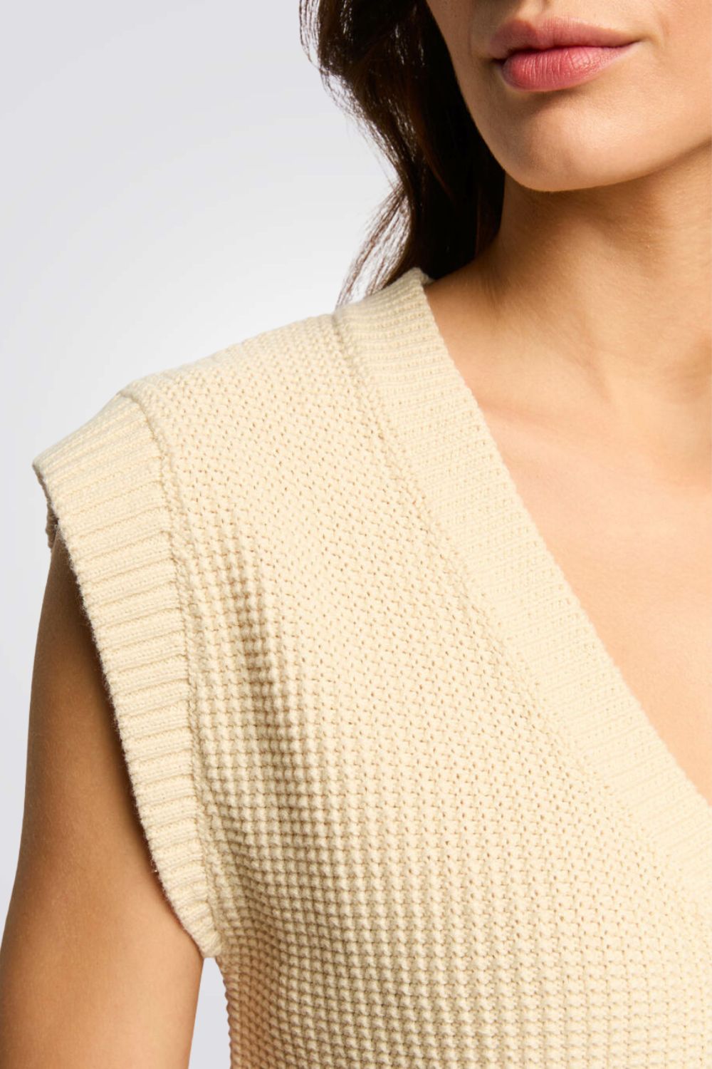 קרדיגן ללא שרוולים בצבע שמנת