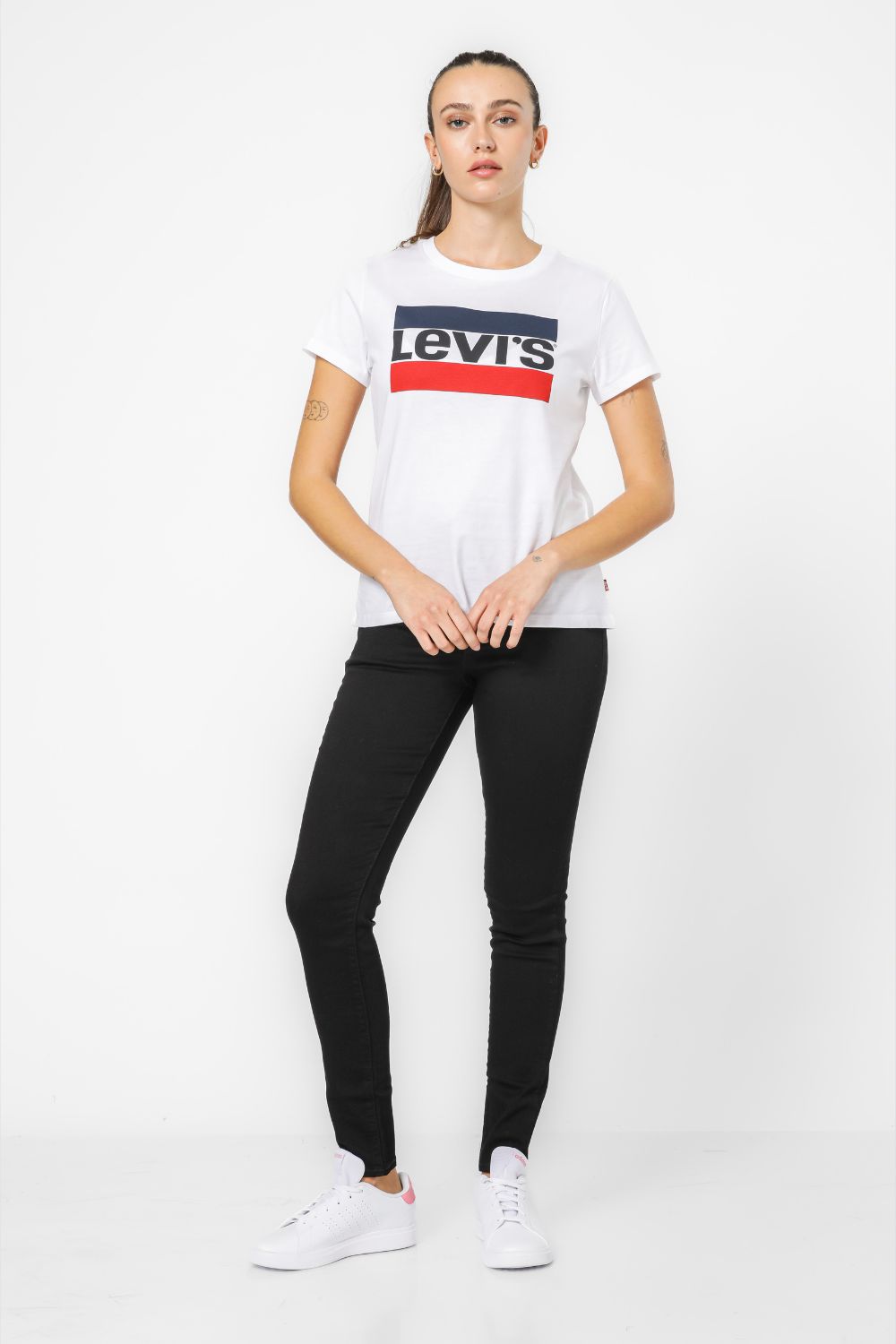 טישירט בצבע לבן הדפס לוגו בחזית