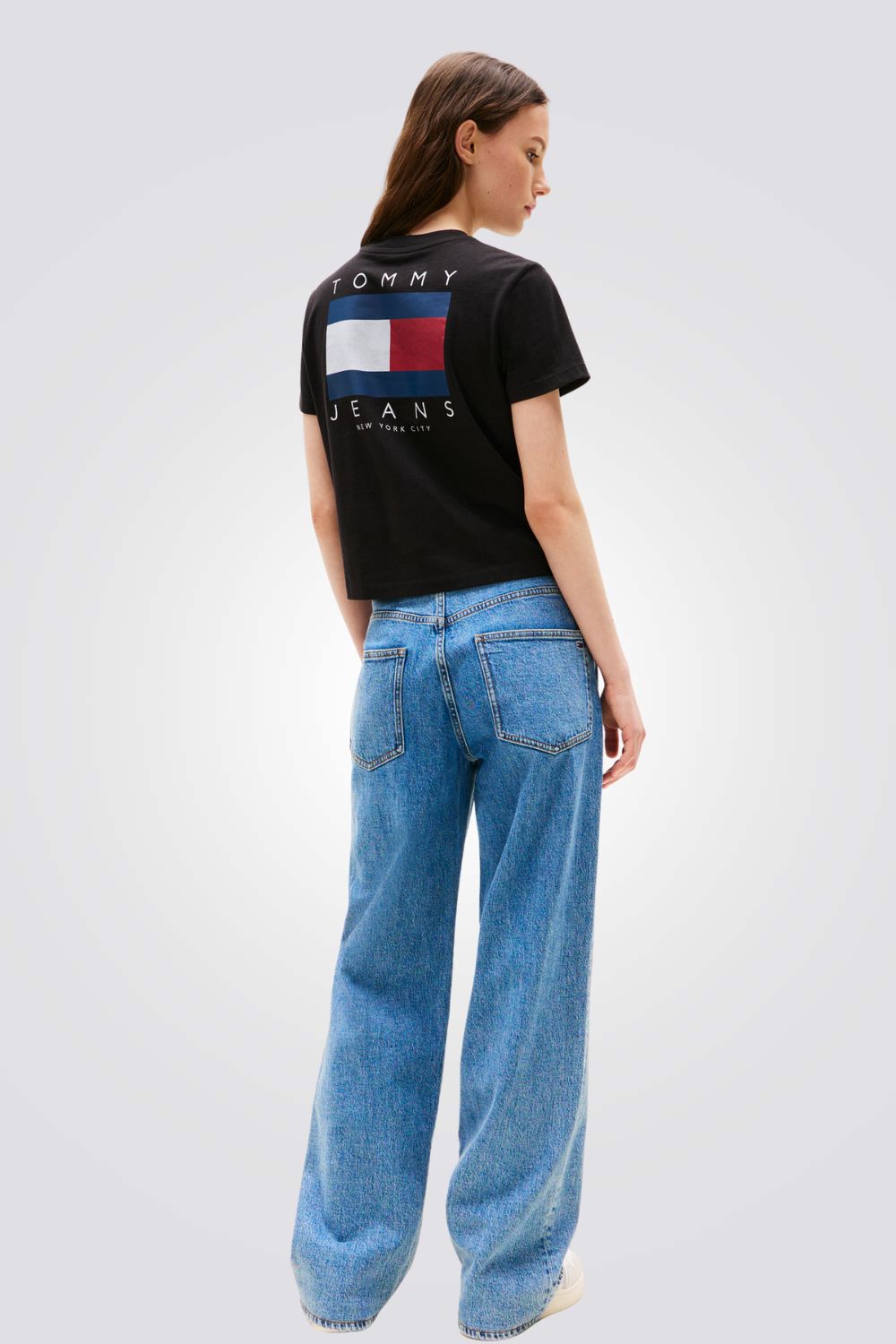 טישירט לנשים בצבע שחור עם לוגו