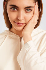 עליונית פנאי CURT עם קפוצ'ון בצבע שמנת