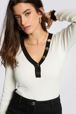 חולצת סריג בשילוב כפתורים דקורטיביים | מורגן