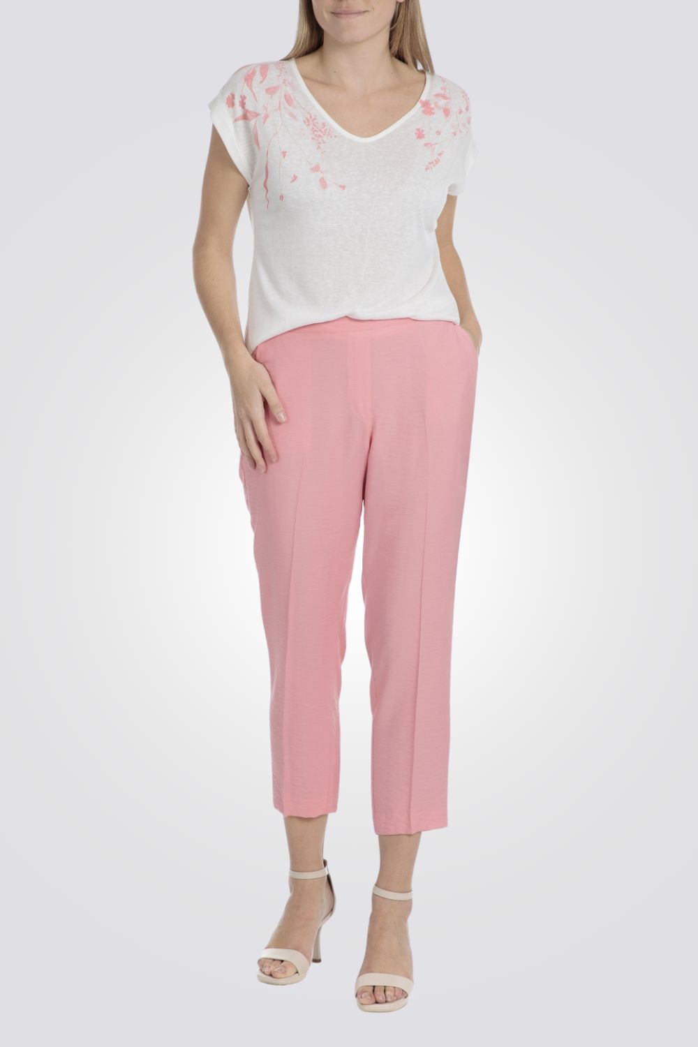 טישירט לנשים בצבע לבן עם הדפס פרחים 