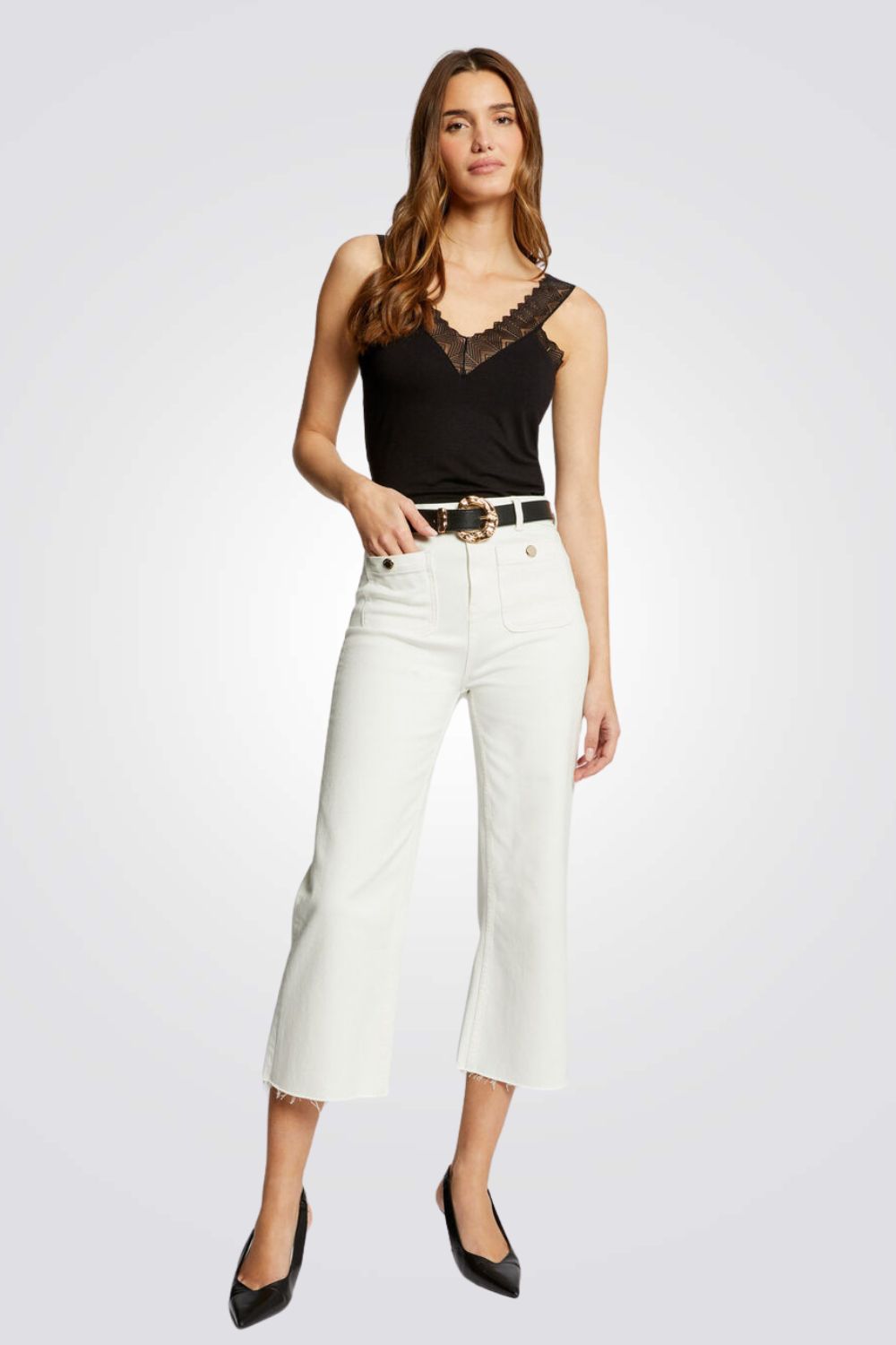 גופיה בצבע שחור בשילוב תחרה