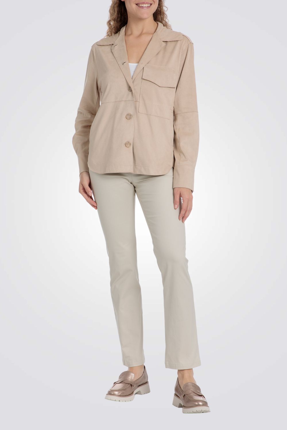 אוברשירט במראה זמש בצבע בז' 