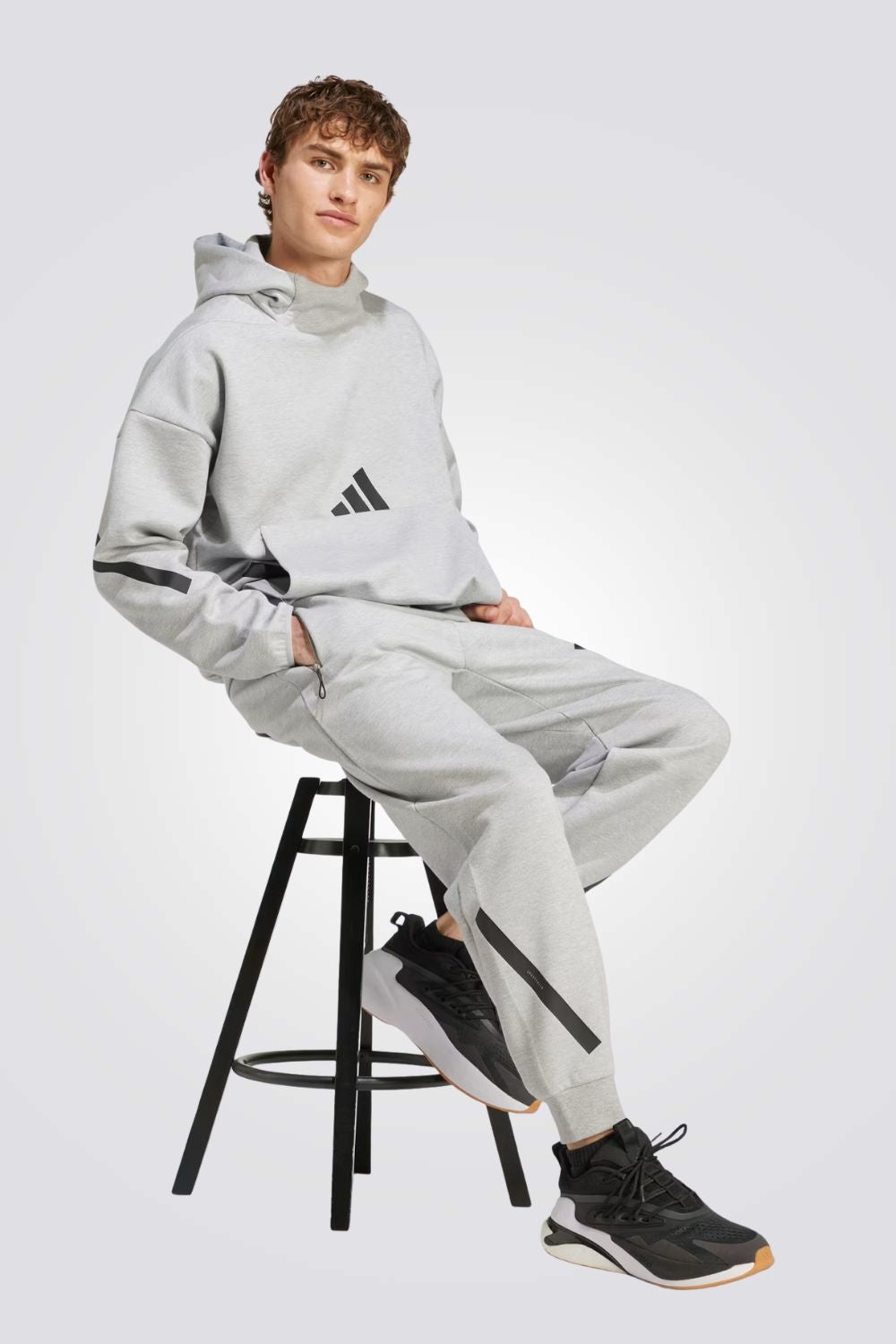 מכנסי טרנינג לגברים בצבע אפור