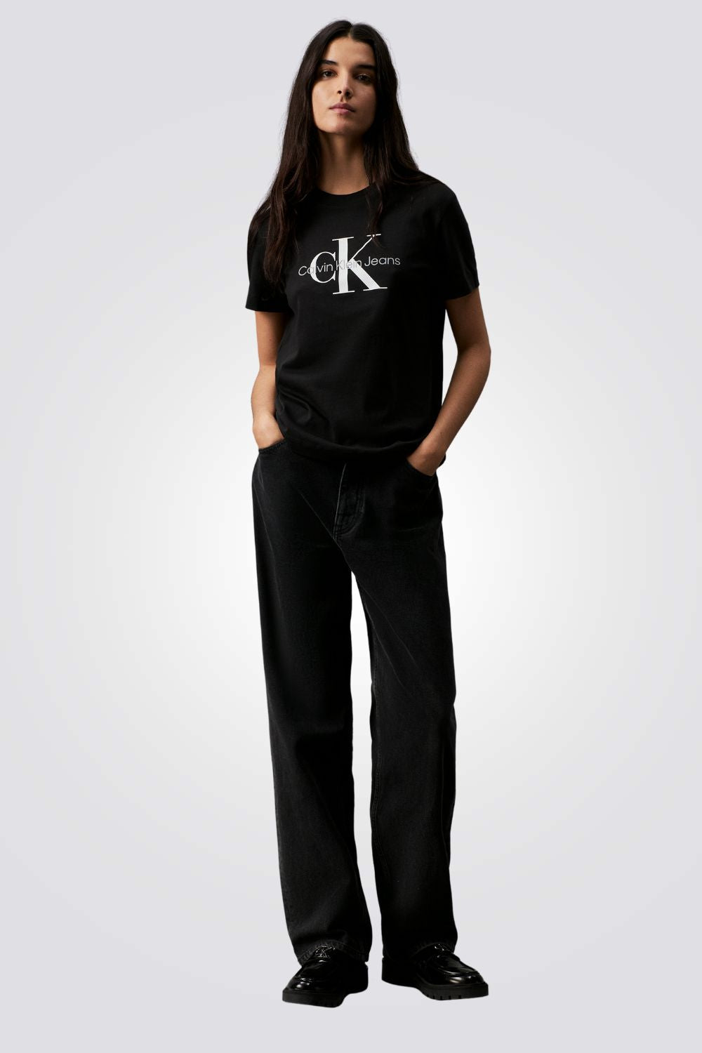 טישירט לנשים בצבע שחור עם לוגו