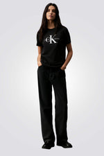 טישירט לנשים בצבע שחור עם לוגו