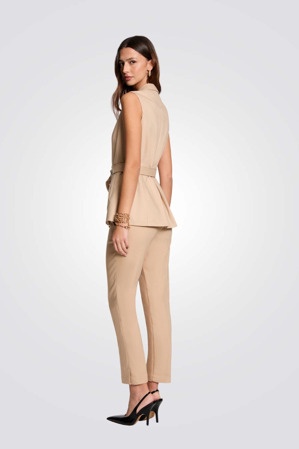 ג'קט ללא שרוולים עם חגורת מותן בצבע חום בהיר