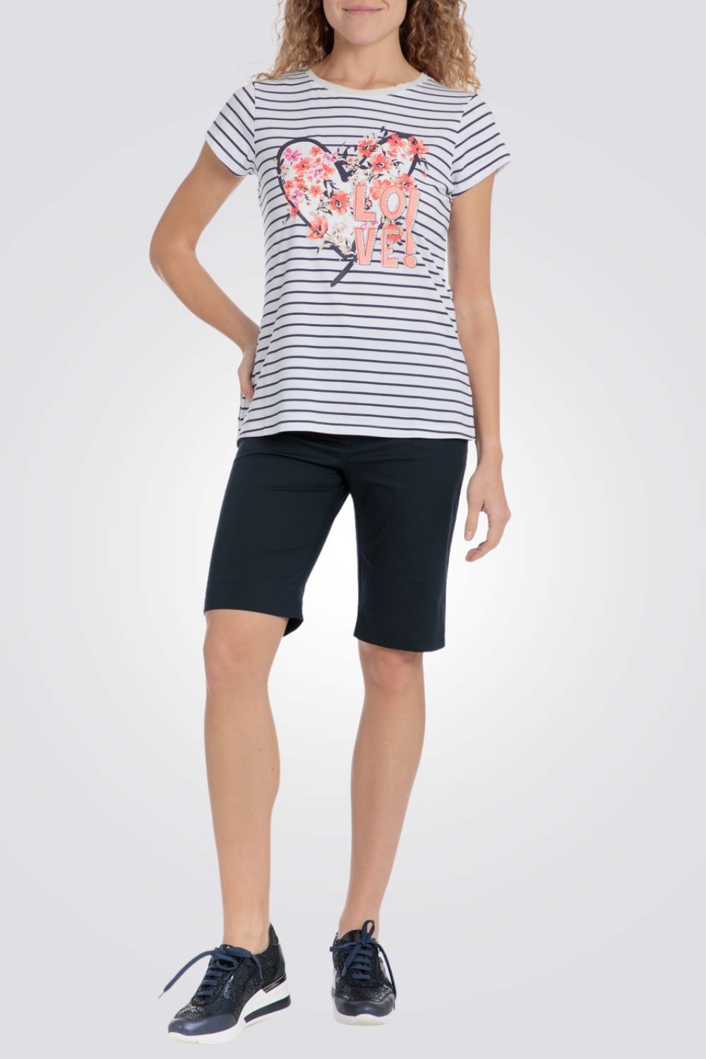 טישירט לנשים עם הדפס פרחוני ופסים