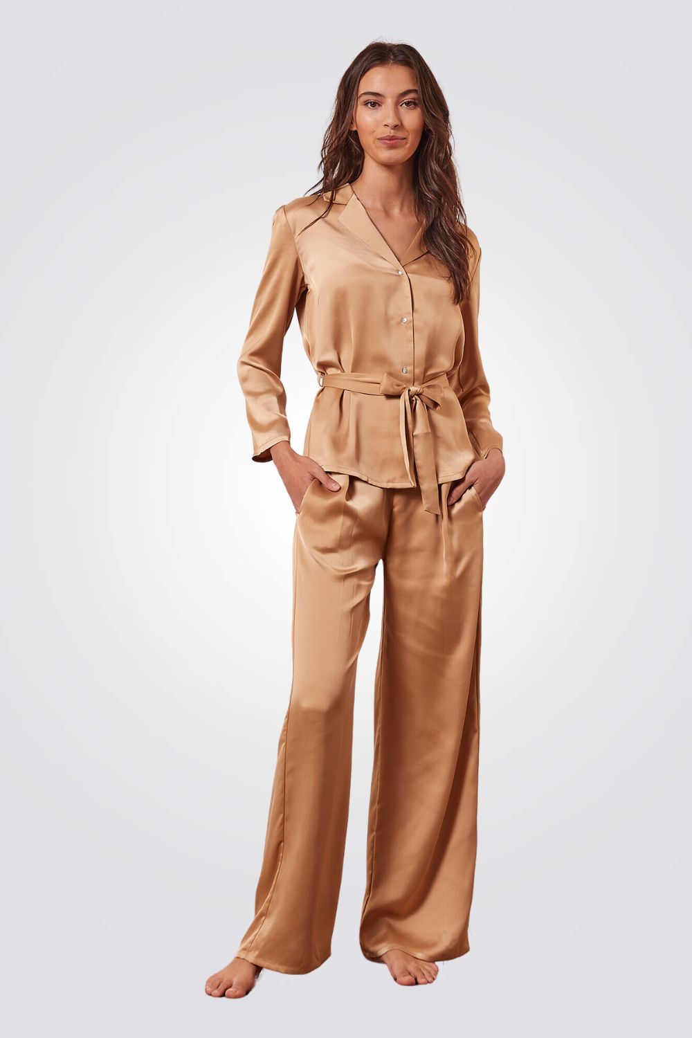 חולצת פיג'מה מכופתרת MERY במראה סאטן בצבע כאמל