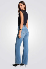 טישירט כתפיות תחרה צווארון וי בצבע נייבי