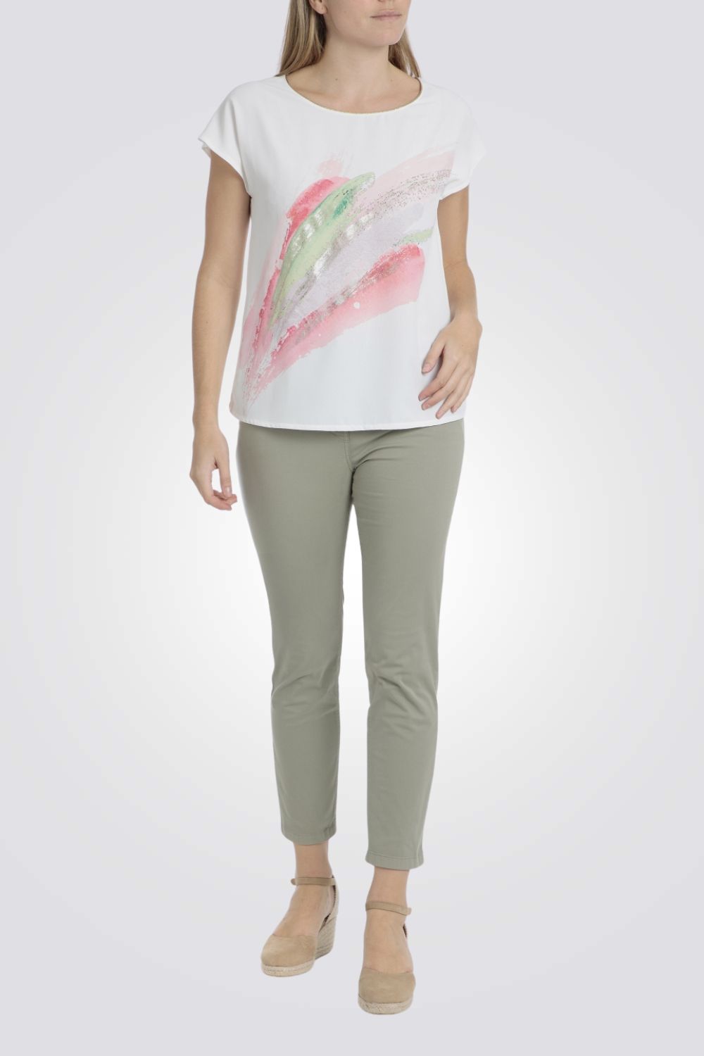 טישירט מודפסת לנשים בצבע לבן 