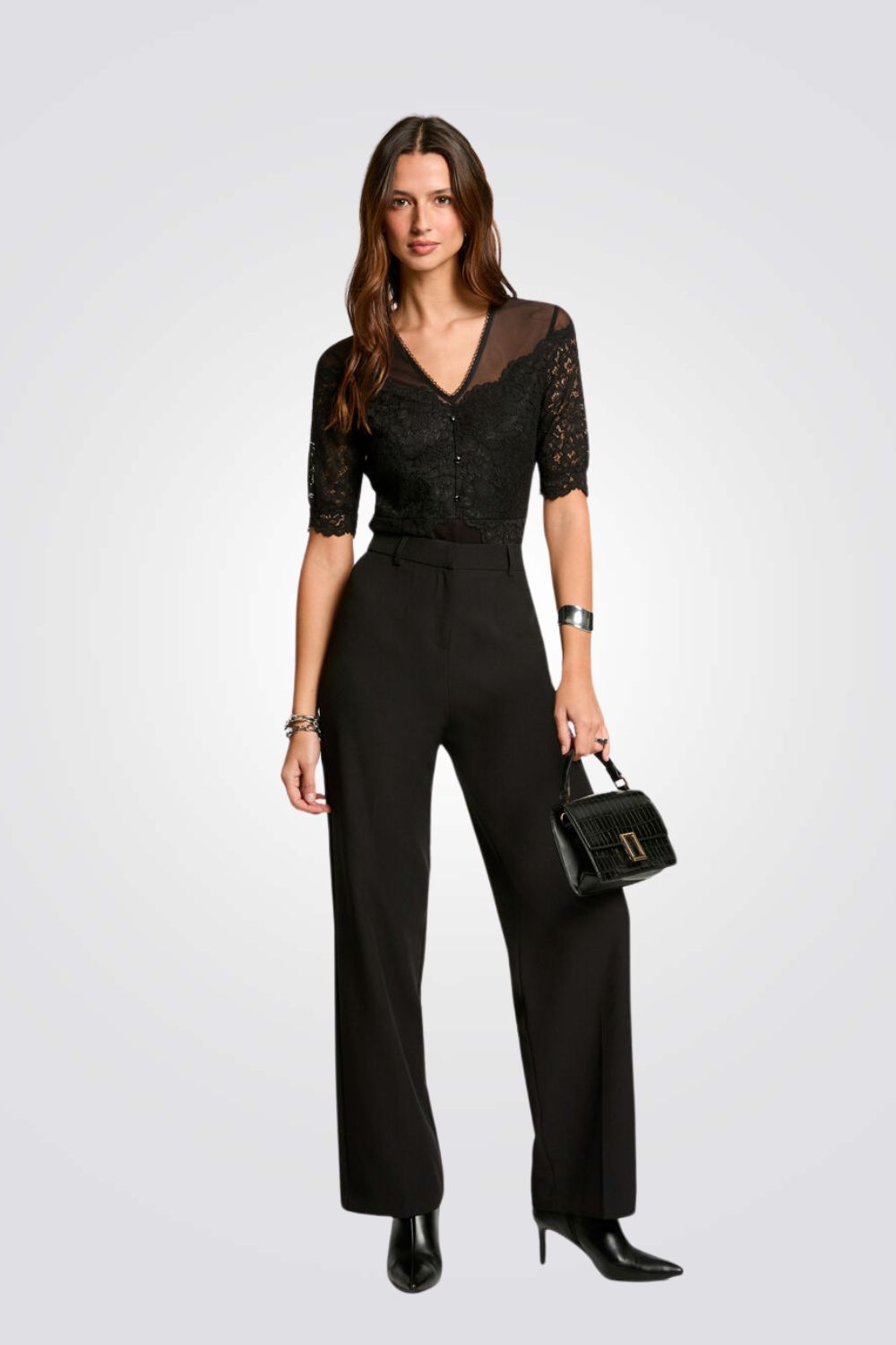 בגד גוף בצבע שחור בשילוב תחרה