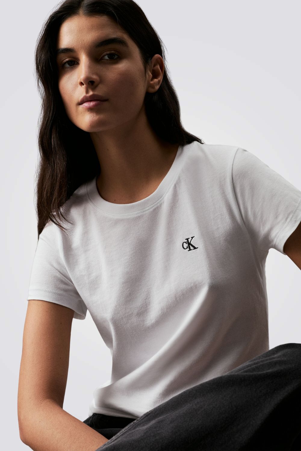 טישירט לנשים בצבע לבן עם לוגו