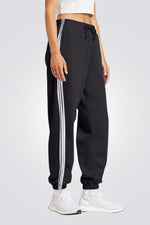 מכנסיים Essentials 3-Stripes French Terry Cuffed לנשים