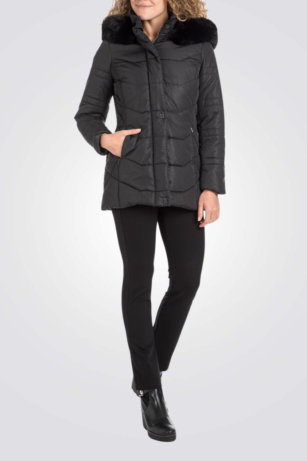 מעיל מרופד עם הדפס בצבע שחור