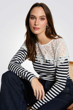 טישירט הדפס פסים בשילוב תחרה נייבי/לבן