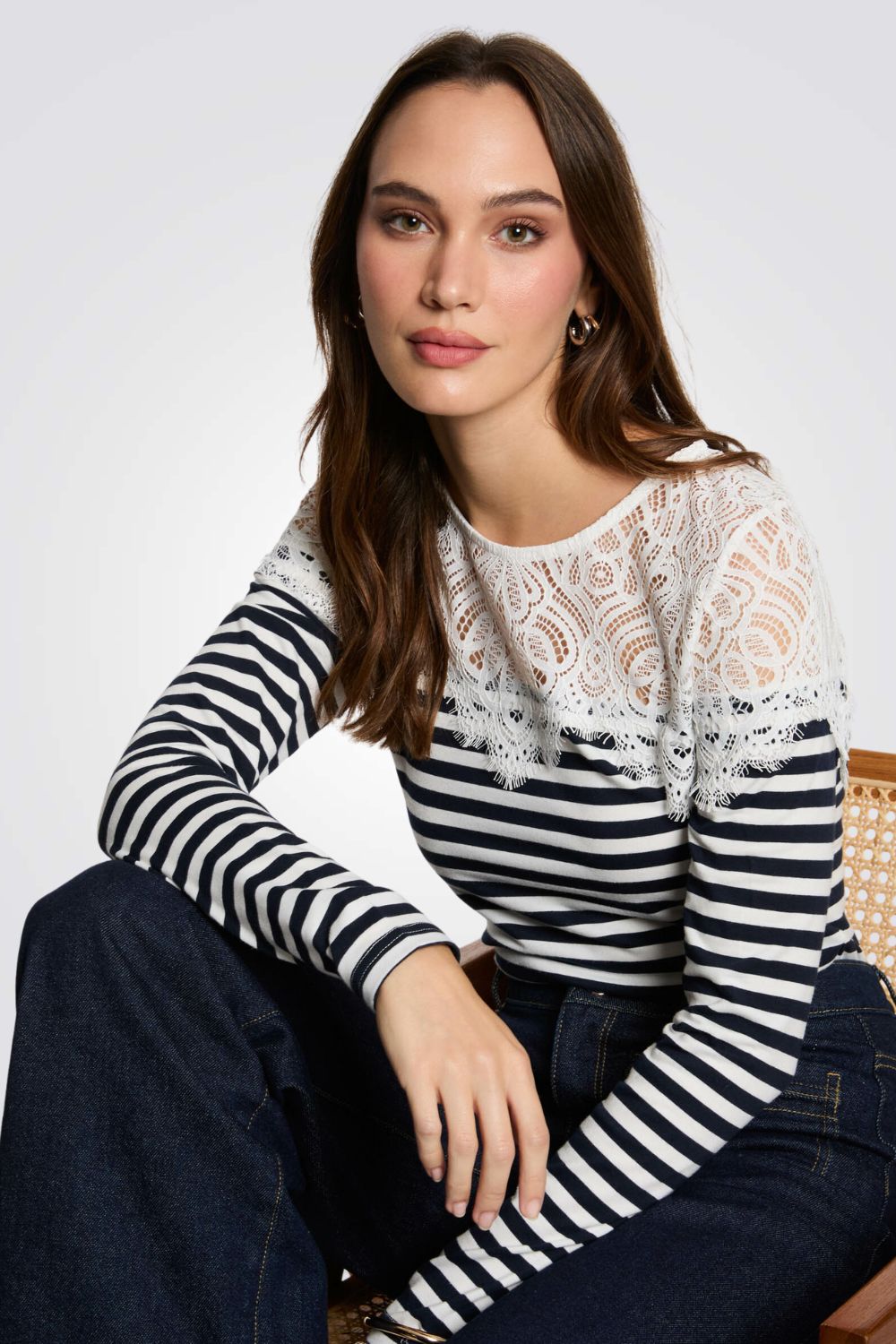 טישירט הדפס פסים בשילוב תחרה נייבי/לבן