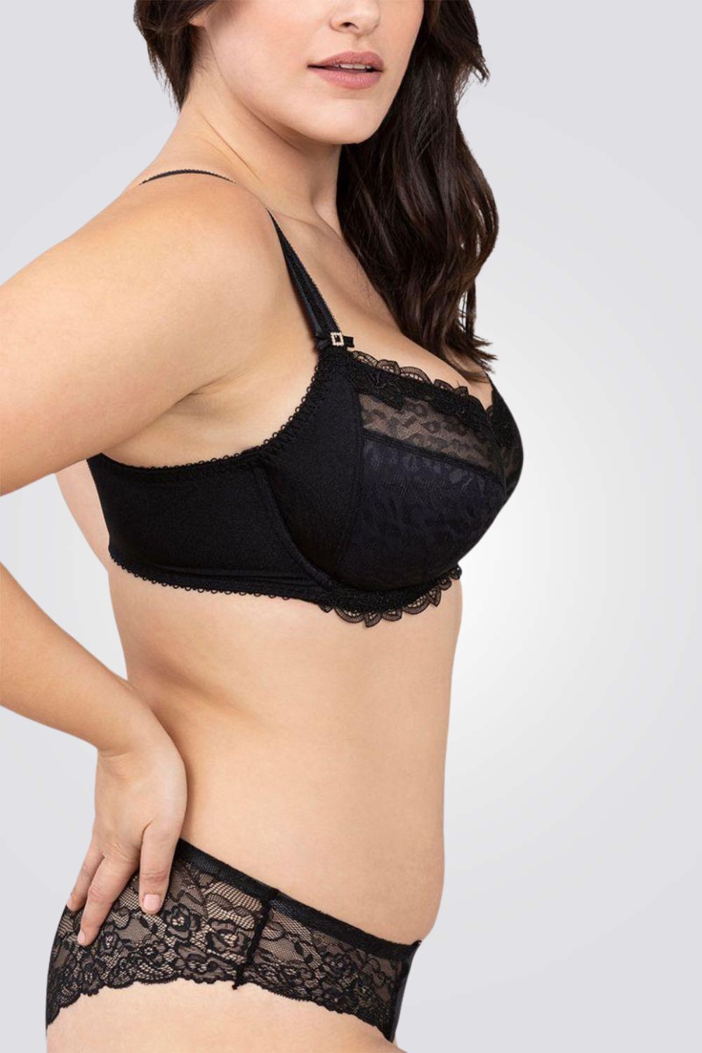 חזיית ספייסר ותחרה שחורה