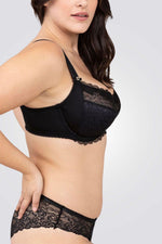 חזיית ספייסר ותחרה שחורה