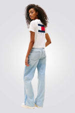 טישירט לנשים בצבע לבן עם לוגו 