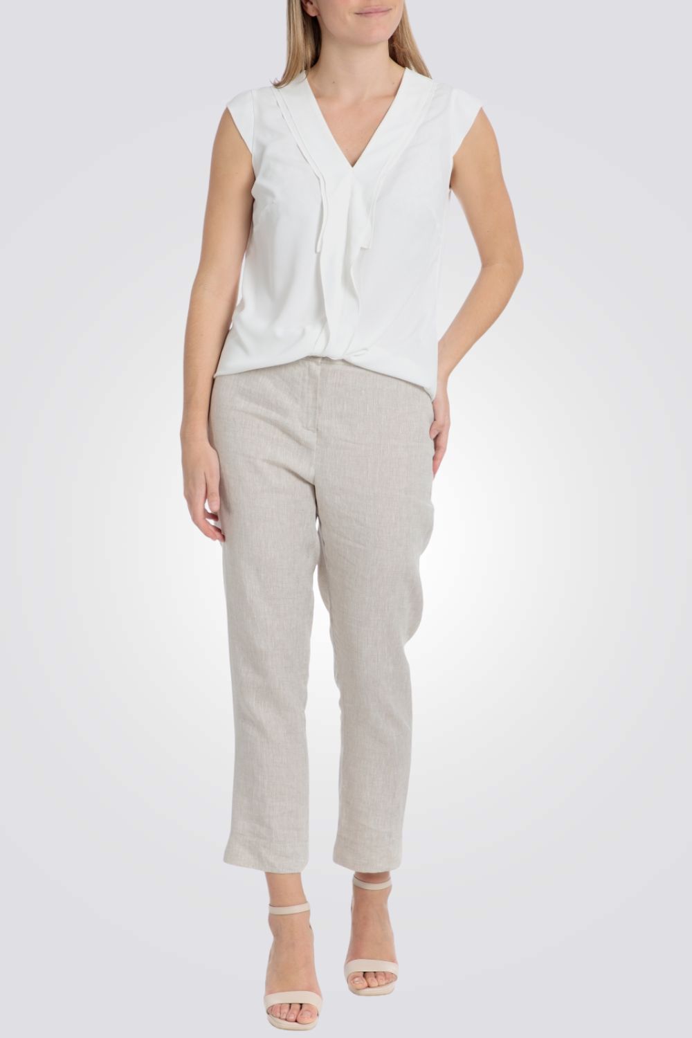 טופ לבן מחויט ללא שרוולים 