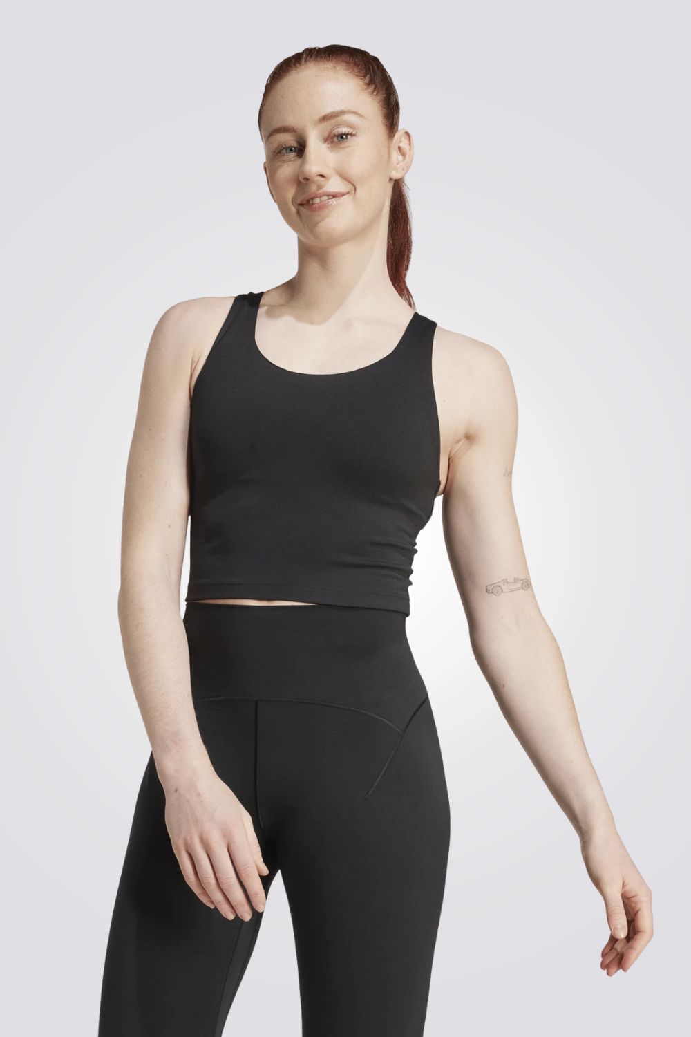 טופ ספורט בצבע שחור לנשים | אדידס 