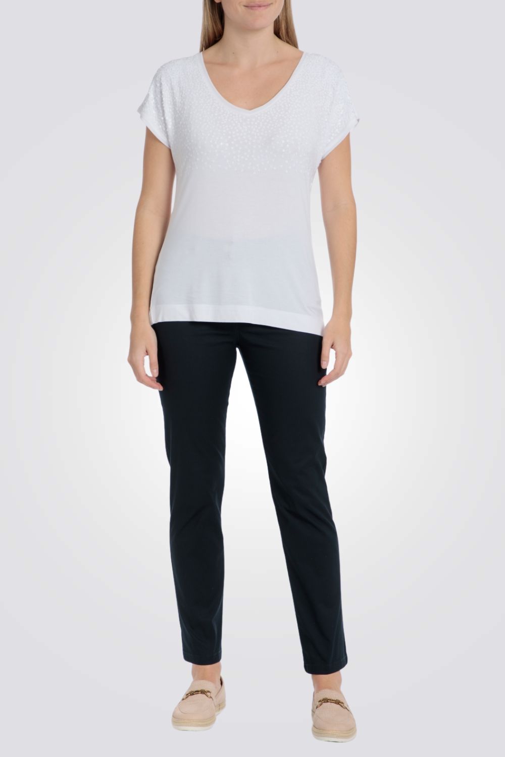 טישירט לנשים בצבע עם עיטור פאייטים