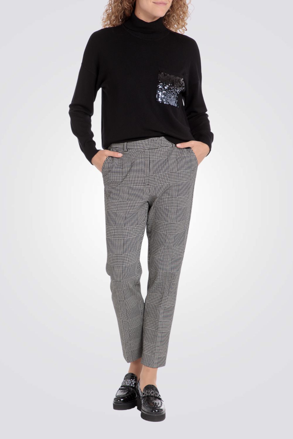 סריג גולף בצבע שחור עם פייטים