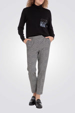 סריג גולף בצבע שחור עם פייטים