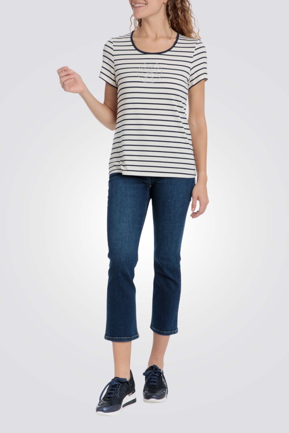 טישירט לנשים עם הדפס פסים ועיטור אבנים 