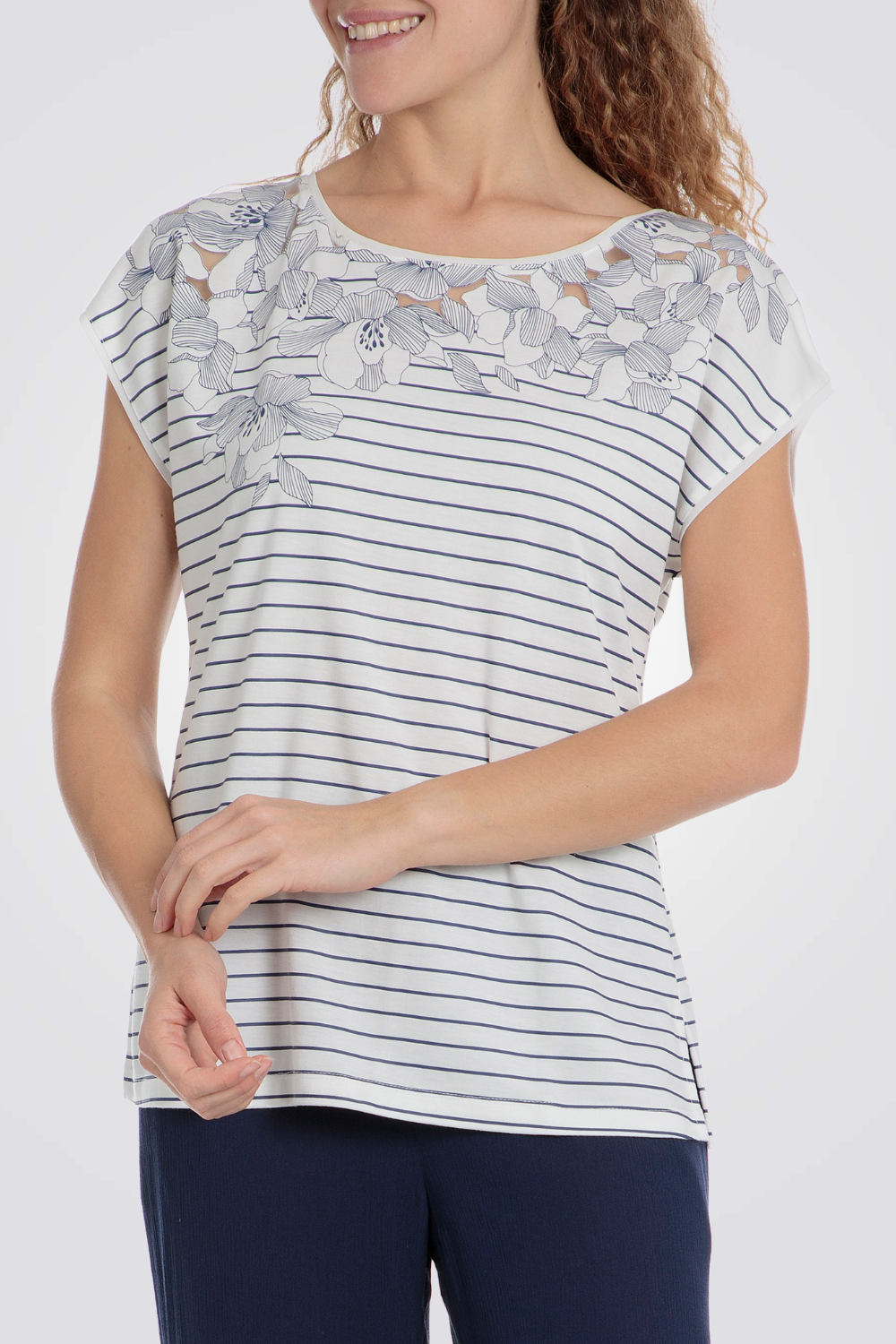 חולצת טי אלגנטית עם פרחים ופסים 