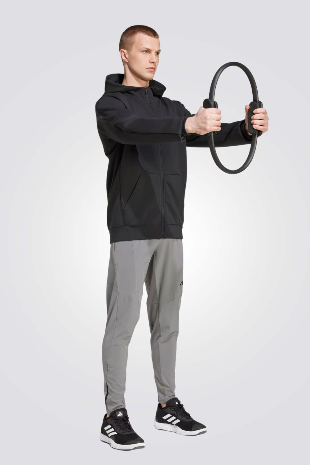 ג'קט אימון עם קפוצ'ון לגברים בצבע שחור 
