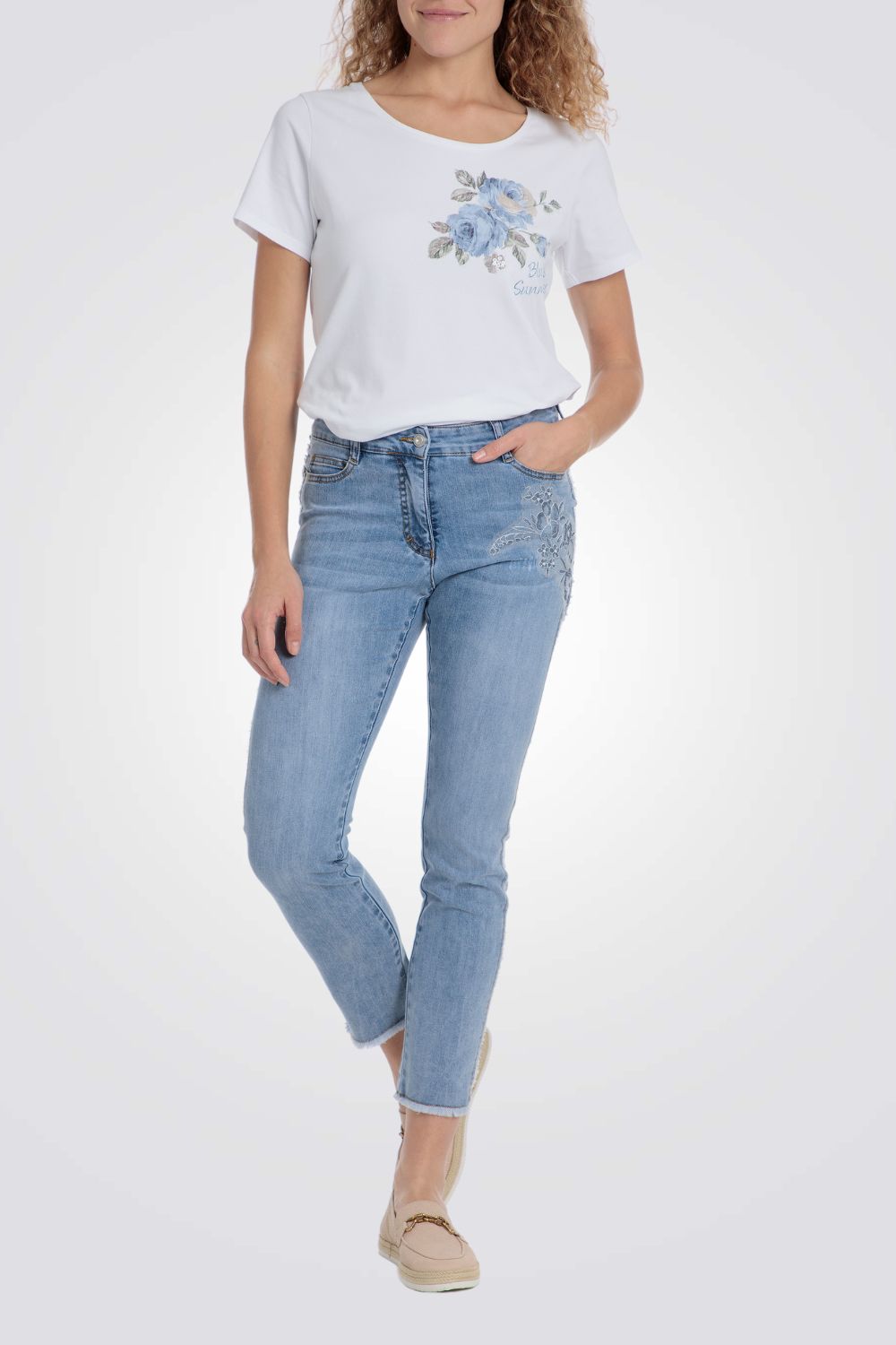 טישירט בצבע לבן הדפס פרח