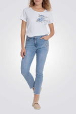 טישירט בצבע לבן הדפס פרח