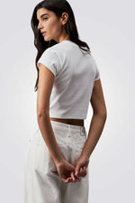 טישירט לנשים בצבע לבן עם לוגו