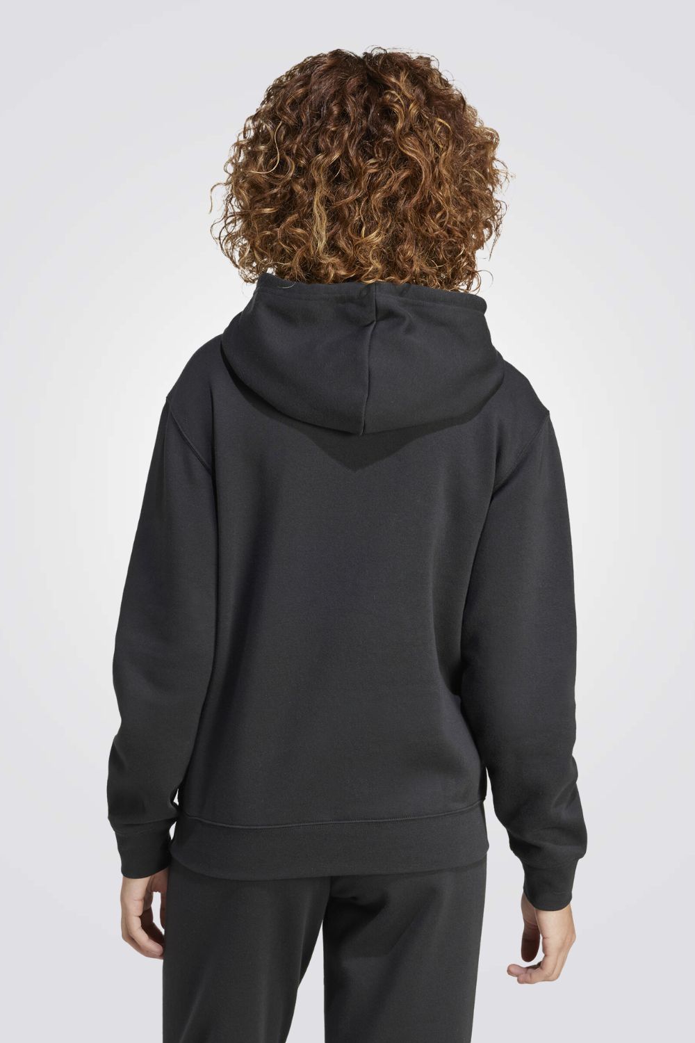 סווטשירט קפוצ'ון ESSENTIALS לנשים בצבע שחור 