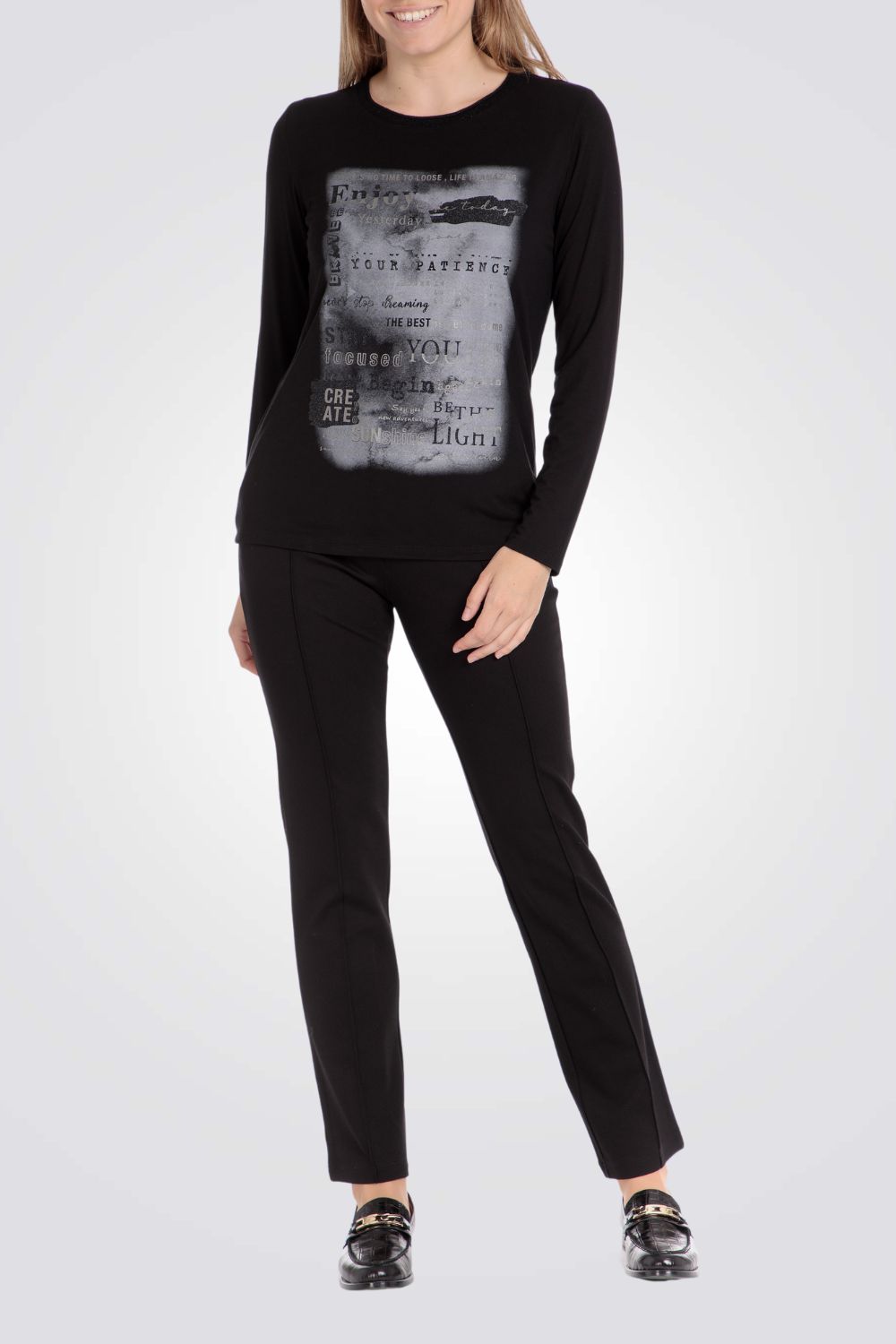 טישירט שרוולים ארוכים עם הדפס בצבע שחור