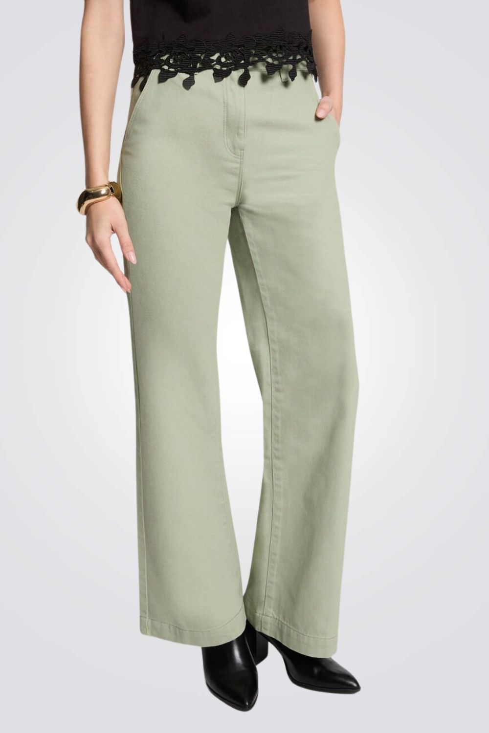 מכנסיים מתרחבים בצבע ירוק בהיר