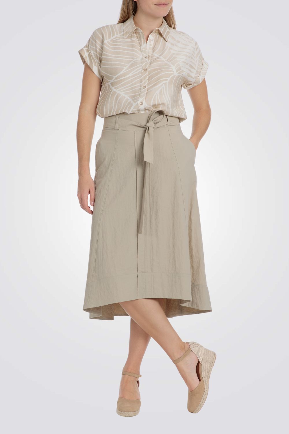 חולצה מכופתרת הדפס עלים בצבע בז'/לבן