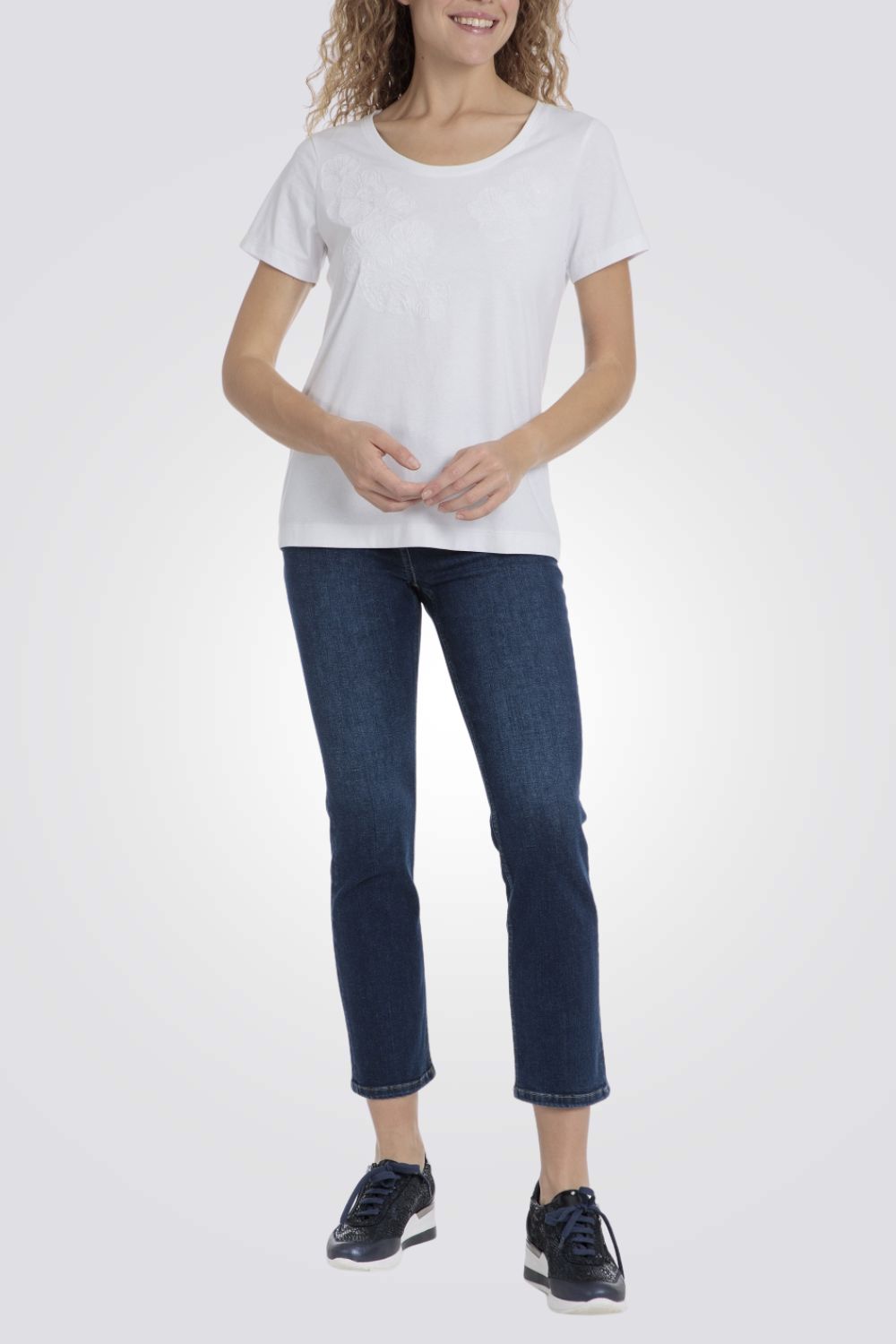 טישירט לנשים בצבע לבן עם רקמה 