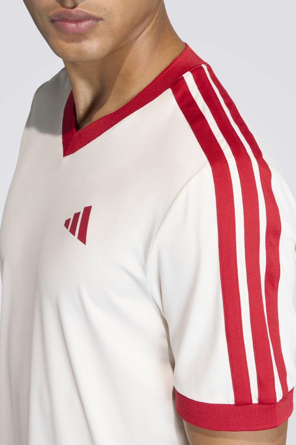 טישירט ממותגת עם צוארון וי לגברים | אדידס